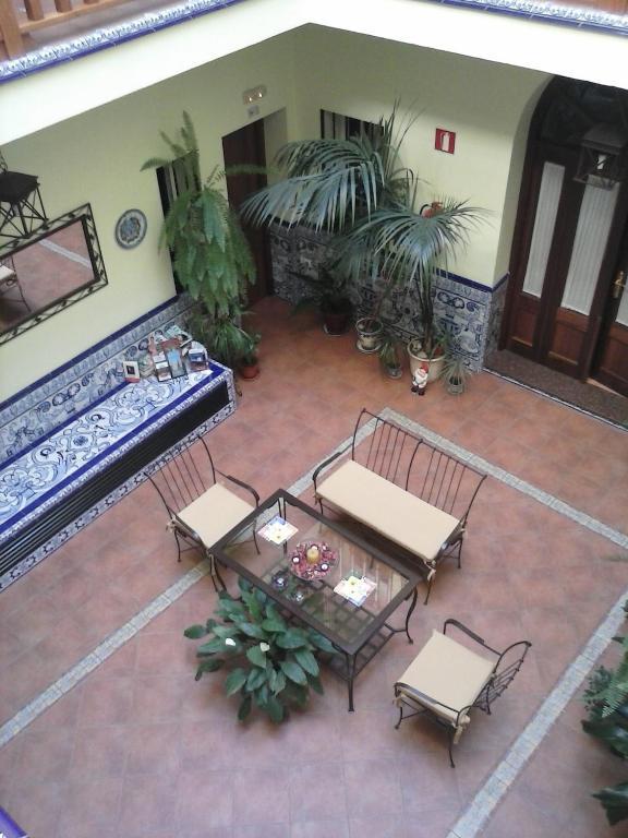 Pension Dona Trinidad Seville Exterior photo